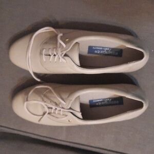 Easy Spirit beige shoes size 10